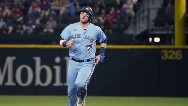 Danny Jansen de los Azulejos de Toronto recorre las bases tras conectar su jonrón de dos carreras en la quinta entrada del juego ante los Rangers de Texas el viernes 16 de junio del 2023. (AP Foto/LM Otero)