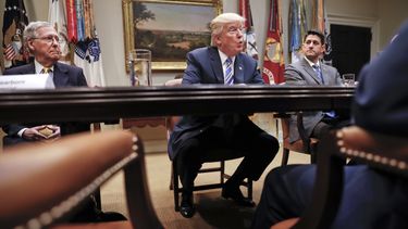 Trump vuelve a mofarse de líder republicano del Senado
