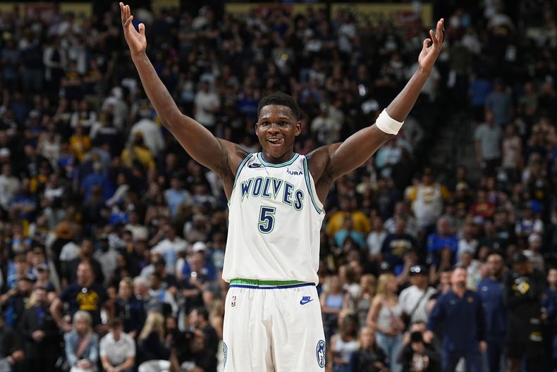 Anthony Edwards, de los Timberwolves de Minnesota, celebra mientras el tiempo transcurre en los segundos finales en la segunda mitad del Juego 7 de la segunda ronda de los playoffs en contra de los Nuggets de Denver, el domingo 19 de mayo de 2024, en Denver. (AP Foto/David Zalubowski)