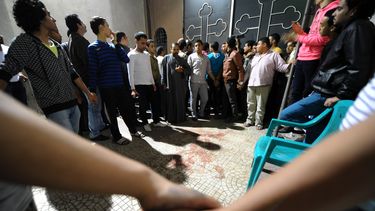 americateve | Numerosas personas se reunieron en una iglesia cristiana copta en el vecindario de Waraa, en El Cairo, Egipto, el domingo 20 de octubre de 2013, despu&eacute;s que varios hombres armados abrieron fuego, con un saldo de una mujer muerta y varios heridos. (