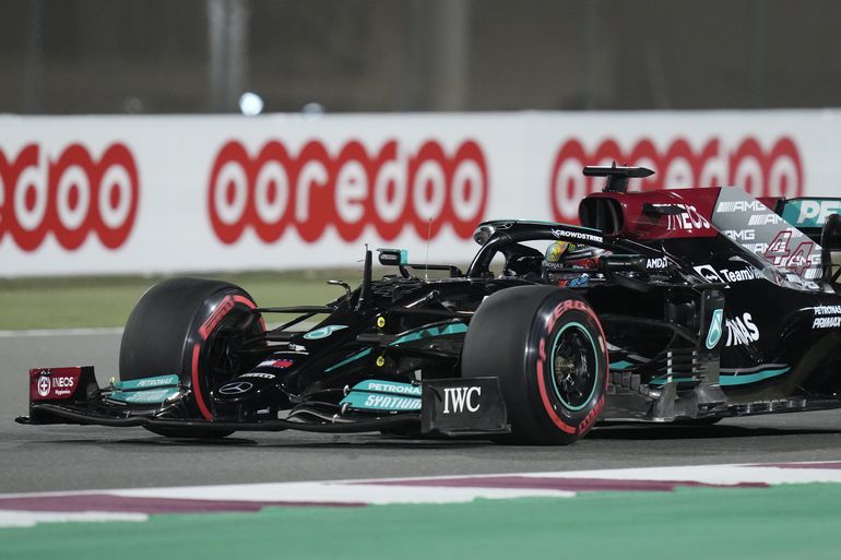 Hamilton gana la pole para el 1er Gran Premio de Qatar de F1