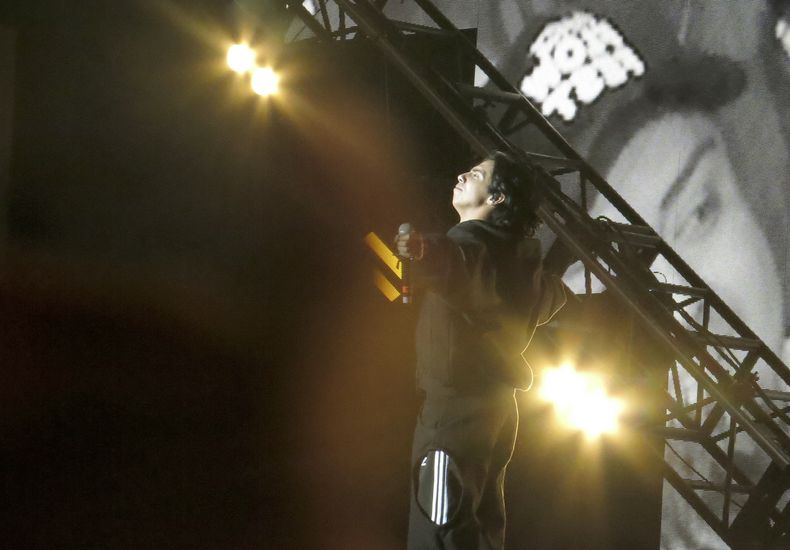 El cantante mexicano Milton de la Rosa de la banda Latin Mafia durante su concierto en el Coca-Cola Flow Fest en la Ciudad de México, el sábado 25 de noviembre de 2023. (Foto AP/Berenice Bautista)