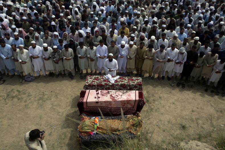 Familiares y otros dolientes oran en el funeral de víctimas de un atentado suicida en un mitin electoral ocurrido en la víspera, en la provincia de Khyber Pakhtunkhwa, Pakistán, el lunes 31 de julio de 2023. (AP Foto/Mohammad Sajjad)