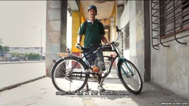 americateve | Es posible ver en las calles de la capital bicicletas con llaves inglesas como pedales o ruedas que usan llantas más grandes de lo que debieran.