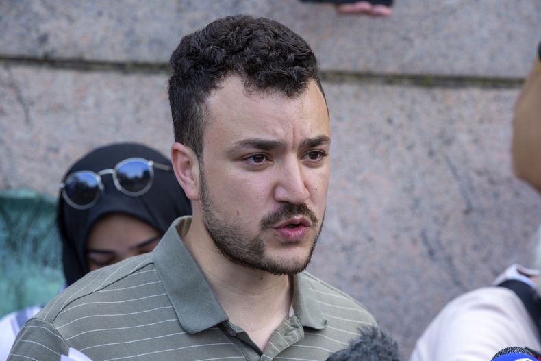 ARCHIVO - El mediador estudiantil Mahmoud Khalil en el campus de la Universidad de Columbia en Nueva York en una acampada de protesta pro-palestina el 29 de abril de 2024. (AP foto/Ted Shaffrey, archivo)
