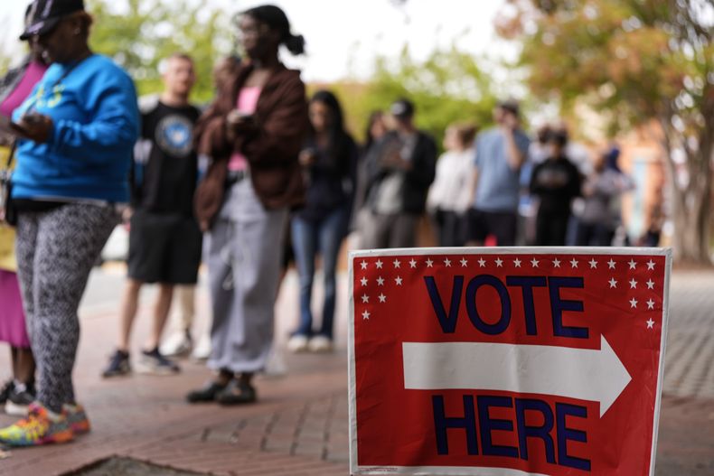 Gente en fila en el último día de voto anticipado el sábado 2 de noviembre de 2024 en Charlotte, Carolina del Norte. (AP Foto/Mike Stewart)