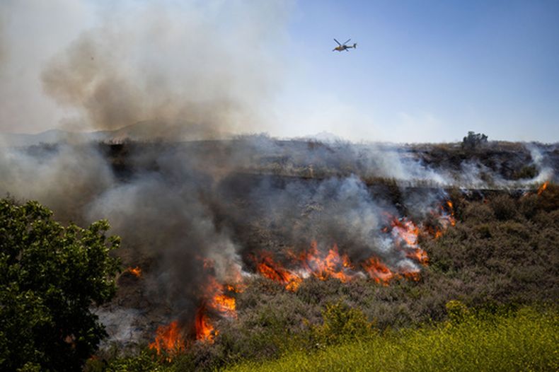El incendio Sandy arrasa la vegetación en Simi Valley, California, el lunes 18 de mayo de 2026. (AP Foto/Ethan Swope)
