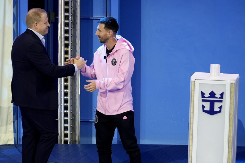 El argentino Lionel Messi, astro del Inter Miami, estrecha la mano de Jason Liberty, presidente de Royal Caribbean Group, durante la ceremonia de bautizo de un barco, el martes 23 de enero de 2024 (AP Foto/Lynne Sladky)