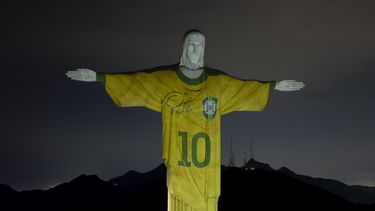 La estatua de Cristo Redentor se ilumina como si portar la camiseta de Pelé, en una ceremonia con motivo de su primer aniversario luctuoso, en Río de Janeiro, el viernes 29 de diciembre de 2023 (AP Foto/Bruna Prado)