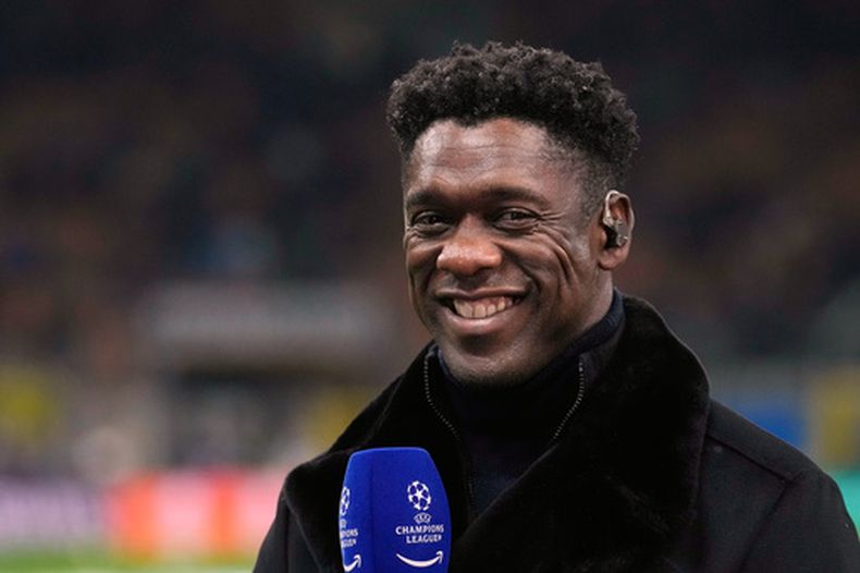 ARCHIVO - Foto del 16 de abril del 2026, el exjugador Clarence Seedorf sonríe en una entrevista antes del encuentro de cuartos de final del Inter de Milán ante el Bayern Muniche en la Liga de Campeones. (AP Foto/Luca Bruno, Archivo)