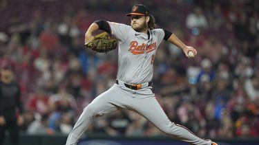 El lanzador abridor de los Orioles de Baltimore Cole Irving realiza un lanzamiento durante la primera entrada del juego de béisbol ante los Rojos de Cincinnati, el viernes 3 de mayo de 2024, en Cincinnati. (AP Foto/Carolyn Kaster)