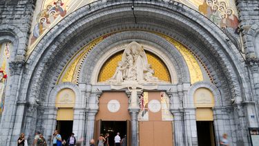Varias personas entran en la basílica de Nuestra Señora del Rosario en Lourdes, en el suroeste de Francia, el 8 de septiembre de 2026. (AP Foto/Fred Scheiber)