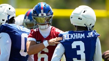 Jaxson Dart (6), quarterback de los Giants de San Francisco, felicita a Odell Beckham Jr. en la práctica durante el campamento de entrenamiento del equipo de la NFL, el viernes 31 de julio de 2026, en White Sulphur Springs, Virginia Occidental. (AP Foto/Chris Carlson)