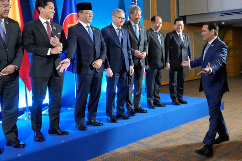El secretario de Estado de Estados Unidos, Marco Rubio, a la derecha, llega para una sesión fotográfica grupal durante la Conferencia Ministerial Posterior a la ASEAN con Estados Unidos, en el marco de la Reunión de Ministros de Relaciones Exteriores de la Asociación de Naciones del Sudeste Asiático (ASEAN, por sus siglas en inglés), el miércoles 22 de julio de 2026, en la ciudad de Pasay, en el área metropolitana de Manila, Filipinas. (AP Foto/Aaron Favila, foto compartida)