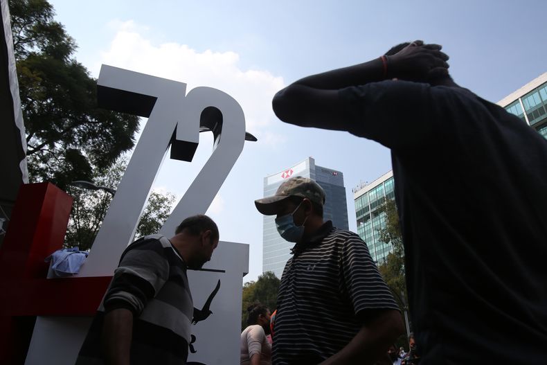 ARCHIVO - Migrantes se reúnen en el monumento en honor a los 72 migrantes que fueron asesinados en 2010,en San Fernando, estado de Tamaulipas, con motivo del Día Internacional del Migrante en la Ciudad de México, el 18 de diciembre de 2021. Trece años después, una mujer guatemalteca busca justicia para ayudar a determinar si los cinco familiares que enterró son realmente sus seres queridos, ya que el ataúd enviado desde México estaba sellado y fueron enterrados sin abrirlos. (AP Foto/Ginnette Riquelme, Archivo)