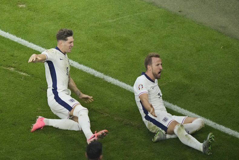 El inglés Harry Kane celebra con John Stones tras anotar el segundo gol en el encuentro de octavos de final de la Eurocopa ante Eslovaquia el domingo 30 de junio del 2024. (AP Foto/Ebrahim Noroozi)