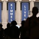 La gente camina frente al estudio de Jimmy Kimmel Live en Hollywood Blvd., el miércoles 17 de septiembre de 2025, en Los Ángeles. (Foto AP/Chris Pizzello)