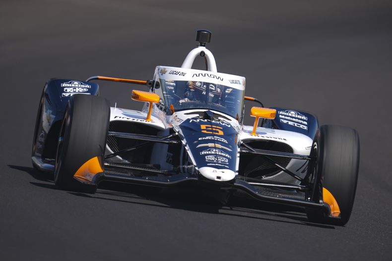 El mexicano Pato OWard conduce su bólido en la clasificación para las 500 Millas de Indianápolis, el domingo 18 de mayo de 2025 (AP Foto/Michael Conroy)