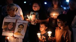 Familiares de personas que, según dicen, son presos políticos, participan en una vigilia para pedir la liberación de sus seres queridos, en el exterior de la cárcel Rodeo I en Guatire, Venezuela, el 23 de enero de 2026. (AP Foto/Ariana Cubillos)