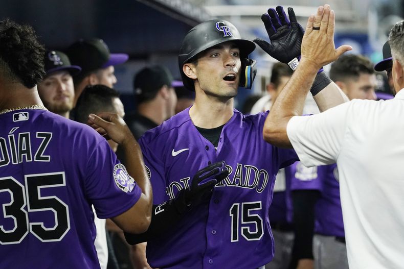 Randal Grichuk de los Rockies de Colorad celebra con sus compañeros tras batear un cuadrangular para empatar el juego en la novena entrada ante los Marlins de Miami el domingo 23 de julio del 2023. (AP Foto/Marta Lavandier)