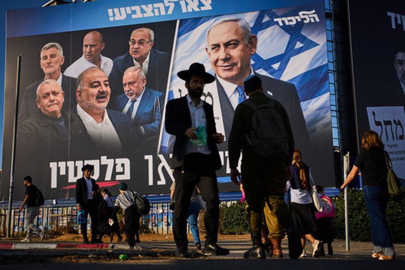 Un afiche a favor del primer ministro israelí Benjamin Netanyahu frente a líderes de la oposición, con el eslogan en hebreo La derecha o Palestina”, en B’nei Barak, Israel, el 18 de octubre del 2026. (AP foto/Oded Balilty)