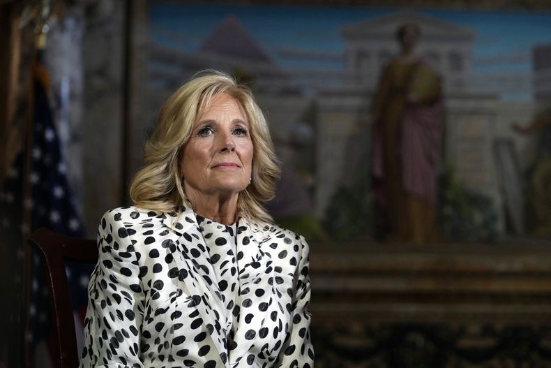 La primera dama Jill Biden en la Biblioteca del Congreso, en Washington, el 19 de abril de 2023, durante una recepción con miembros del Congreso. La Casa Blanca y Google lanzaron un nuevo recorrido virtual por la Casa Blanca; la idea de Jill Biden es que esto sea accesible a la mayor cantidad de personas posible, se informó el 27 de octubre de 2023. (Foto AP/Susan Walsh, Archivo)
