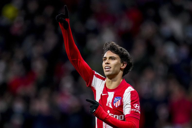 ARCHIVO - Joao Félix, del Atlético de Madrid, festeja tras anotar en un partido ante el Alavés, el 2 de abril de 2022 (AP Foto/Manu Fernández, archivo)