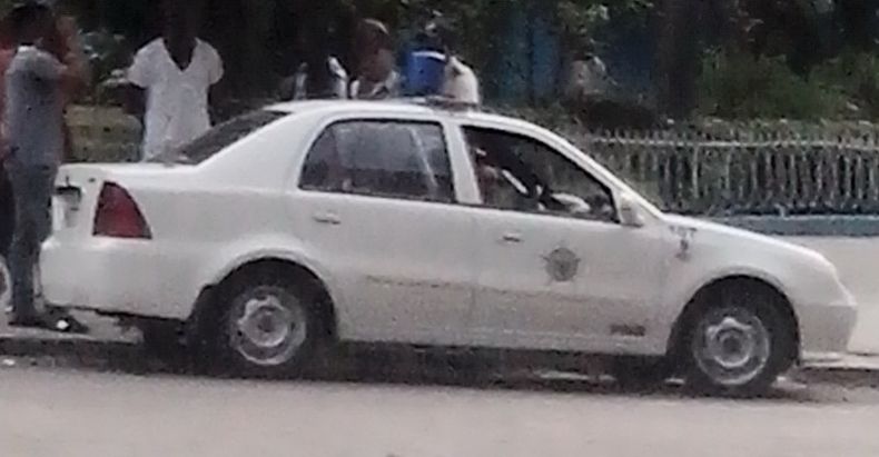El conductor del auto de la policía no ofreció auxilio a la víctima ni fue multado.