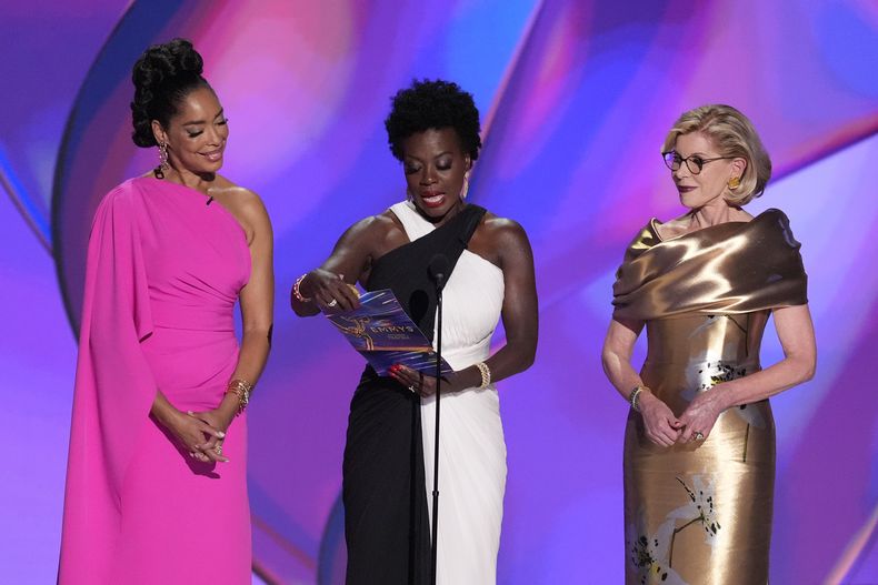 Gina Torres, de izquierda a derecha, Viola Davis y Christine Baranski presentan el premio a mejor actriz de una serie dramática durante la 76a edición de los premios Emmy el domingo 15 de septiembre de 2024 en el Teatro Peacock de Los Ángeles. (Foto AP/Chris Pizzello)