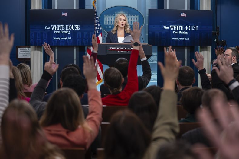 La secretaria de Prensa de la Casa Blanca, Karoline Leavitt, habla durante una rueda de prensa en la Casa Blanca, el miércoles 12 de febrero de 2025, en Washington. (AP Foto/Evan Vucci)