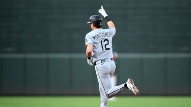 Colson Montgomery, de los Medias Blancas de Chicago, hace un gesto mientras recorre las bases y celebra su jonrón de dos carreras durante la tercera entrada de un partido de béisbol contra los Orioles de Baltimore, el martes 30 de junio de 2026, en Baltimore. (Foto AP/Nick Wass)