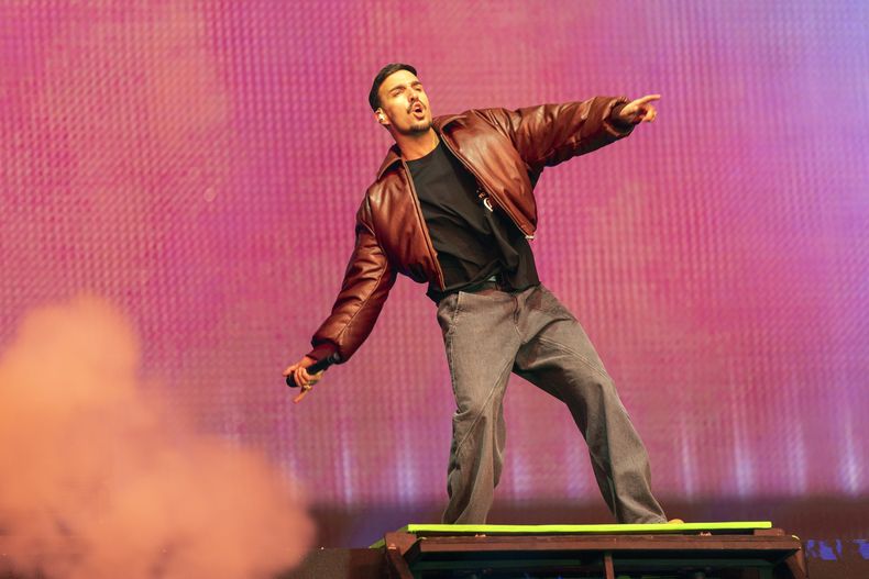 El cantante español Rels B durante su concierto en el Coca-Cola Flow Fest en la Ciudad de México el domingo 24 de noviembre de 2024. (Foto AP/Félix Márquez)