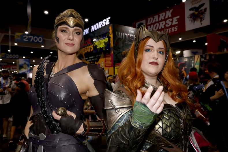 ARCHIVO - Susie Cramer de Oklahoma City, Oklahoma, vestida como Antiope de Wonder Woman, izquierda, y Morgan Duhon de Nueva Orleans, vestida como Mera de Aquaman, asisten a la Comic-Con International en San Diego el 20 de julio de 2023. El espectáculo de cómics y cultura pop, que atrae a más de 130.000 fans anualmente se celebra este fin de semana. (Foto Christy Radecic/Invision/AP, archivo)