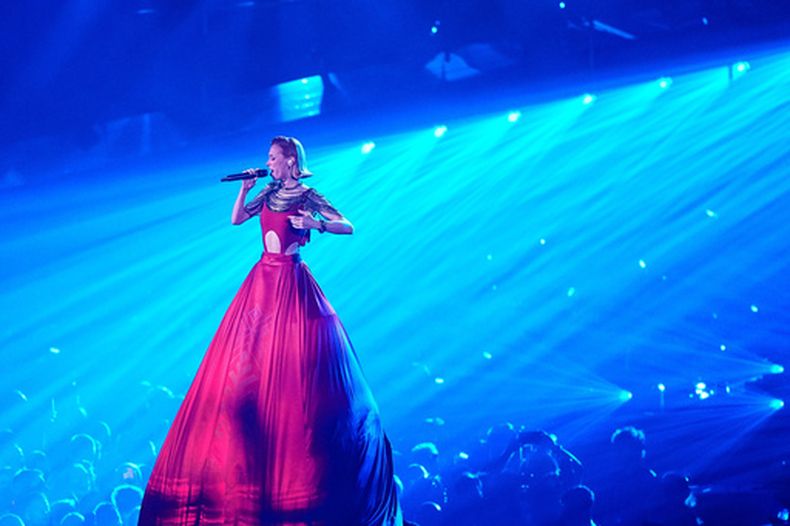 Aliona Moon canta Viva Moldovia durante su actuación con Satoshi, Moldavia, en el ensayo de vestuario para la final de la 70º edición de Eurovision, en Viena, Austria, el 15 de mayo de 2026. (AP Foto/Martin Meissner)