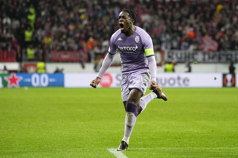 ARCHIVO - En foto del 16 de febrero del 2023, Axel Disasi del Mónaco celebra tras anotar en el encuentro de la Europa League ante el Bayer Leverkusen. El viernes 4 de agosto del 2023, Disasi firma con el Chelsea. (AP Foto/Martin Meissner, Archivo)