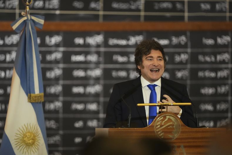 El presidente argentino Javier Milei durante su intervención en un evento por el 171mo aniversario de la Bolsa de Comercio de Buenos Aires, en Buenos Aires, Argentina, el jueves 10 de julio de 2025. (AP Foto/Natacha Pisarenko)