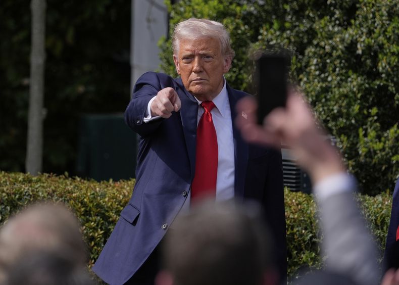 El presidente Donald Trump hace un gesto a la multitud mientras se marcha tras dar la bienvenida a los campeones nacionales de fútbol americano universitario de 2025, el equipo de fútbol americano de la Universidad Estatal de Ohio, durante un acto en el jardín sur de la Casa Blanca, el lunes 14 de abril de 2025, en Washington. (AP foto/Manuel Balce Ceneta)