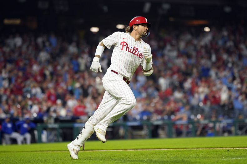 Nick Castellanos, de los Filis de Filadelfia, recorre las bases luego de conectar un jonrón ante los Cachorros de Chicago, el miércoles 25 de septiembre de 2024 (AP Foto/Matt Slocum)