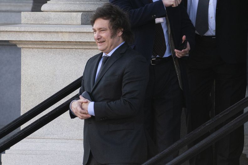 El presidente electo de Argentina Javier Milei sale del Edificio Eisenhower en los terrenos de la Casa Blanca después de una reunión con el asesor de Seguridad Nacional, Jake Sullivan, el martes 28 de noviembre de 2023, en Washington. (AP Foto/Evan Vucci)