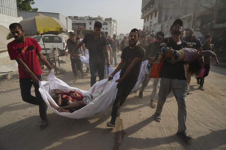 Palestinos llevan a muertos al Hospital Shifa en Ciudad Gaza el 11 de agosto del 2025. (AP foto/Jehad Alshrafi)