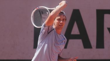 ARCHIVO - Zachary Svajda durante un partido de primera ronda de Roland Garros, el 26 de mayo de 2026, en París. (AP Foto/Dave Shopland)