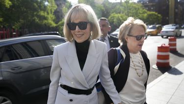 E. Jean Carroll llega al tribunal federal de Manhattan el 8 de mayo de 2023, en Nueva York. (Foto AP /Seth Wenig)