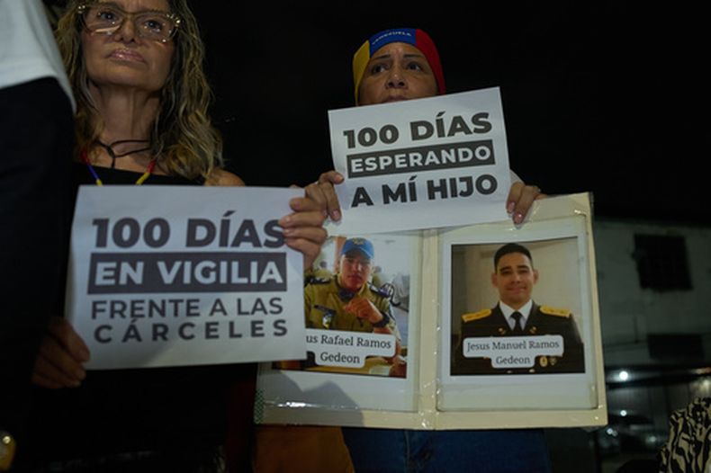Familiares se reúnen cerca de El Helicoide, sede del servicio de inteligencia y centro de detención de Venezuela, para conmemorar los cien días desde que el gobierno anunciara que comenzaría a liberar a los presos políticos, en Caracas, Venezuela, el sábado 18 de abril de 2026. (Foto AP/Ariana Cubillos)