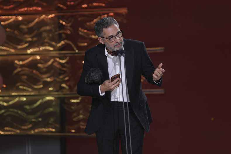 Jorge Drexler, a nombre del director Walter Salles, recibe el premio de mejor película iberoamericana por “Ainda Estou Aqui” durante la 39ª ceremonia de los Premios Goya en Granada, España, el sábado 8 de febrero de 2025, en Granada. (Foto AP/Fermin Rodriguez)