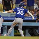 Matt Chapman (26) celebra su jonrón solitario con su compañero Vladimir Guerrero Jr. en el octavo inning del juego de la MLB que enfrentó a los Azulejos de Toronto con los Dodgers de Los Ángeles, el 24 de julio de 2023, en Los Ángeles. (AP Foto/Marcio José Sánchez)