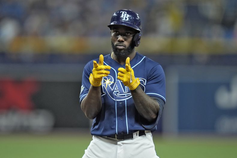 El mexicano Randy Arozarena, de los Rays de Tampa Bay, festeja su sencillo remolcador ante los Cardenales de San Luis, el martes 8 de agosto de 2023 (AP Foto/Chris OMeara)