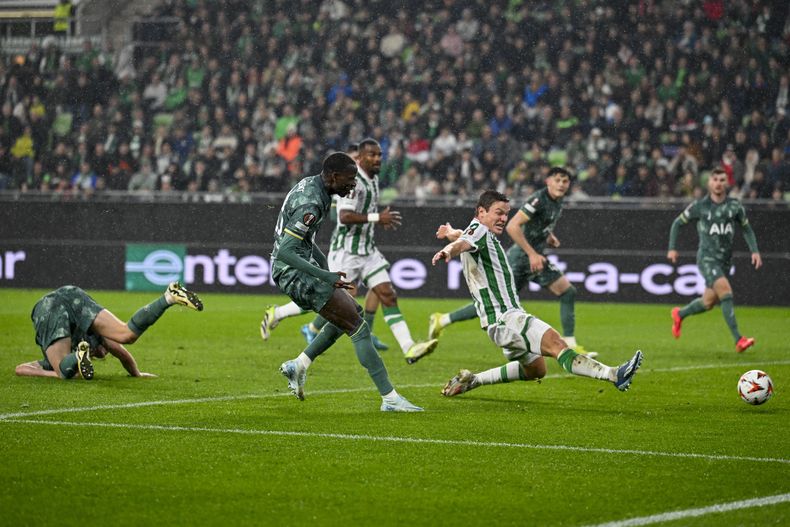 Pape Matar Sarr (centro a la izquierda) anota el primer gol de Tottenham ante Ferencvaros en la Liga Europa, el jueves 3 de octubre de 2024, en Budapest. (AP Foto/Denes Erdos)