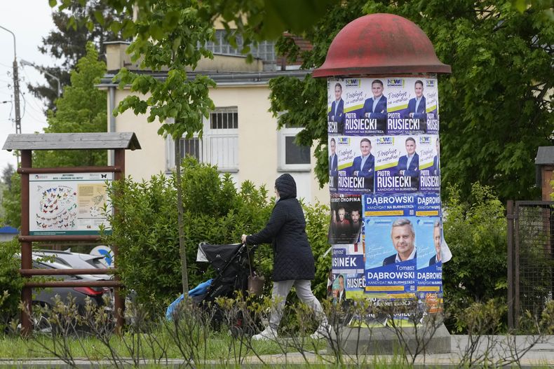 Carteles de campaña promocionan a los candidatos para las elecciones locales y regionales en Lomianki, cerca de Varsovia, Polonia, el domingo 21 de abril de 2024. (Foto AP/Czarek Sokolowski)