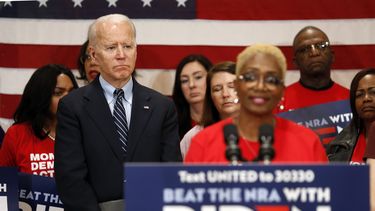 Biden y Sanders suspenden actos de campaña por coronavirus