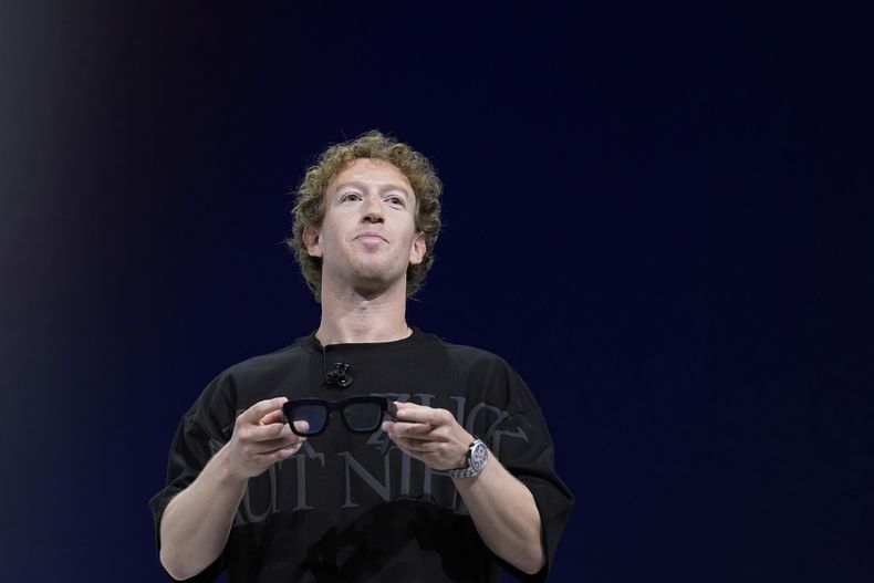ARCHIVO - Mark Zuckerberg sostiene un par de gafas de realidad aumentada Orion en la conferencia Meta Connect, el 25 de septiembre de 2024, en Menlo Park, California. (AP Foto/Godofredo A. Vásquez, Archivo)